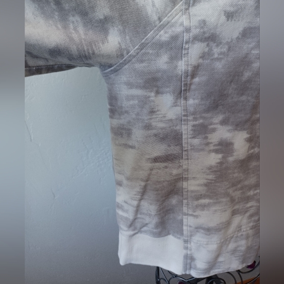 Athleta Cream and Gray Patterned Sweatshirt - Picture 5 of 9